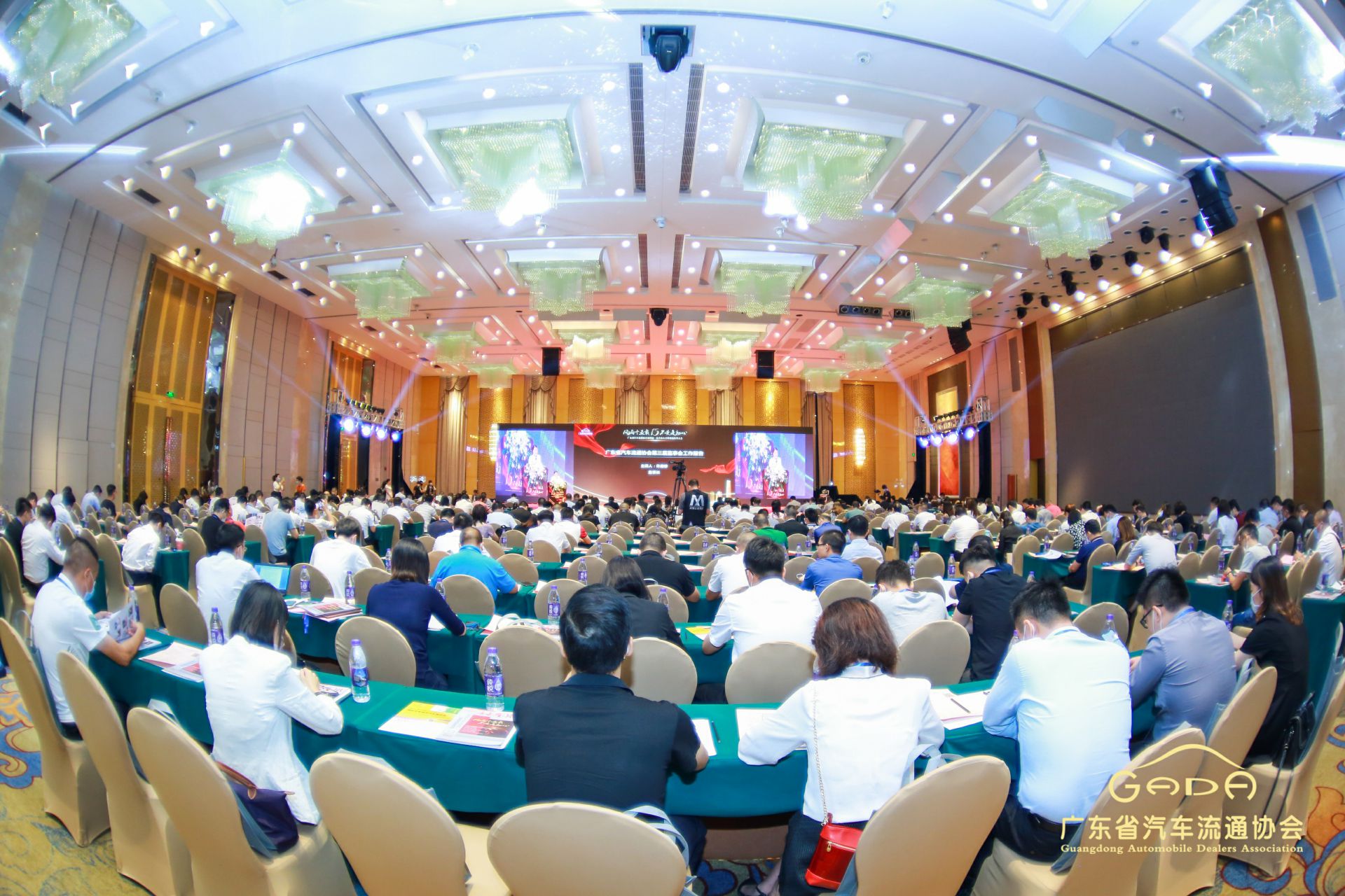 喜报丨乐鱼官方站网页版登录入口-乐鱼(中国)“包揽”省汽车流通行业颁奖礼53项大奖(图1)