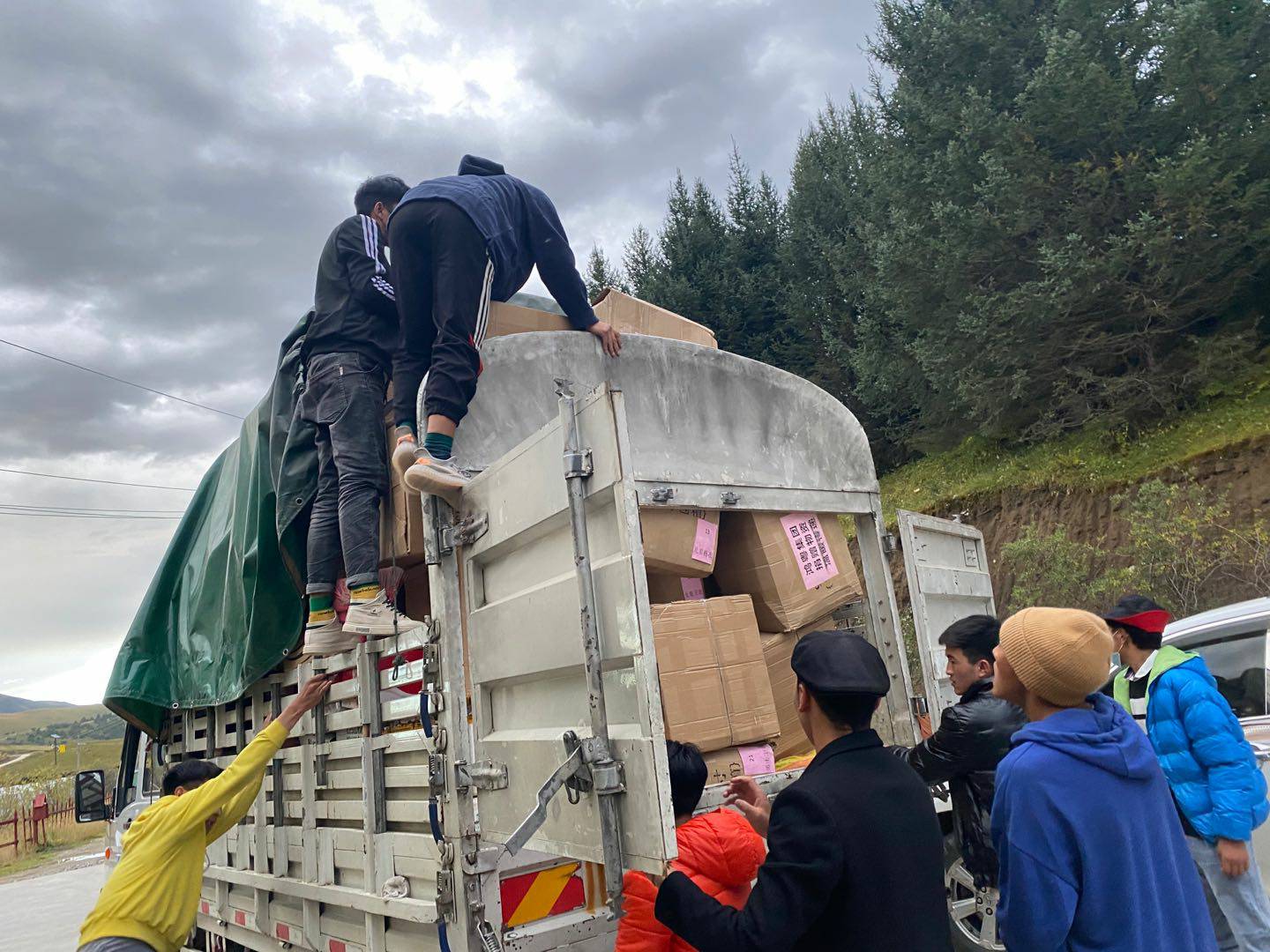 乐鱼官方站网页版登录入口-乐鱼(中国)公益回顾丨家国同欢月同圆 温暖满载甘孜州(图5)