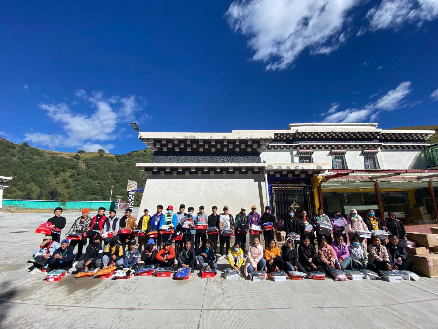 乐鱼官方站网页版登录入口-乐鱼(中国)公益回顾丨家国同欢月同圆 温暖满载甘孜州(图8)